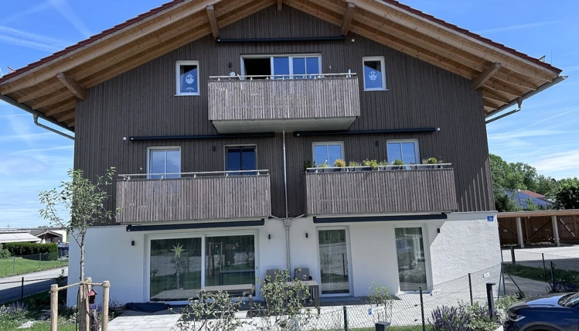HausansichtSued-WestmitGartenbereichundAussenstellplaetzen