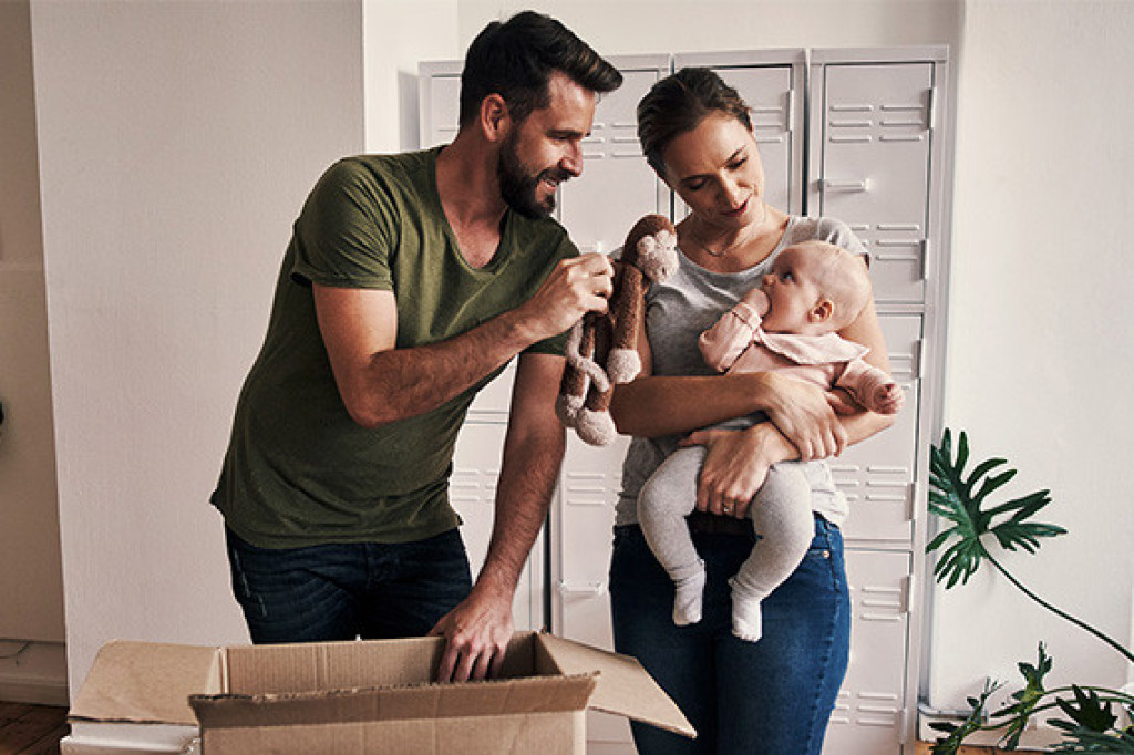 VR Immobilien GmbH Makler Einzug junge Familie junges Paar Einzug Mietwohnung mieten Vermietung Baby.