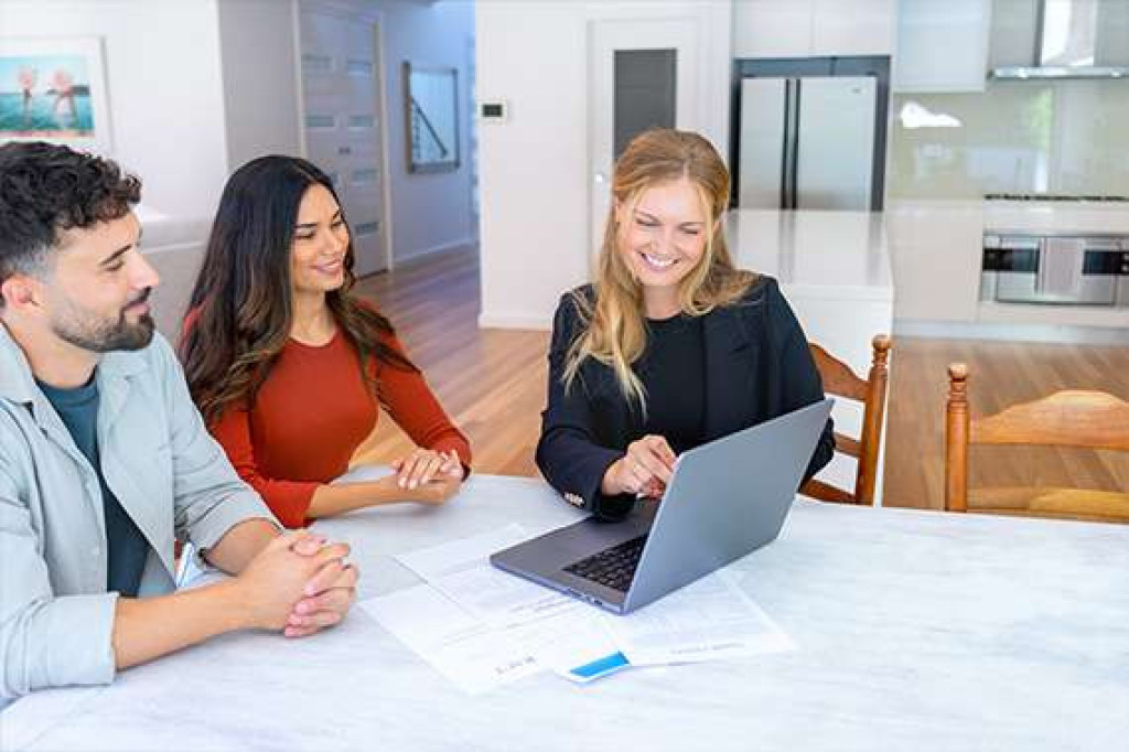 VR Immobilien GmbH Makler Immobilie verkaufen  Finanzierung Raiffeisenbank paar Immobilienfinanzierung.