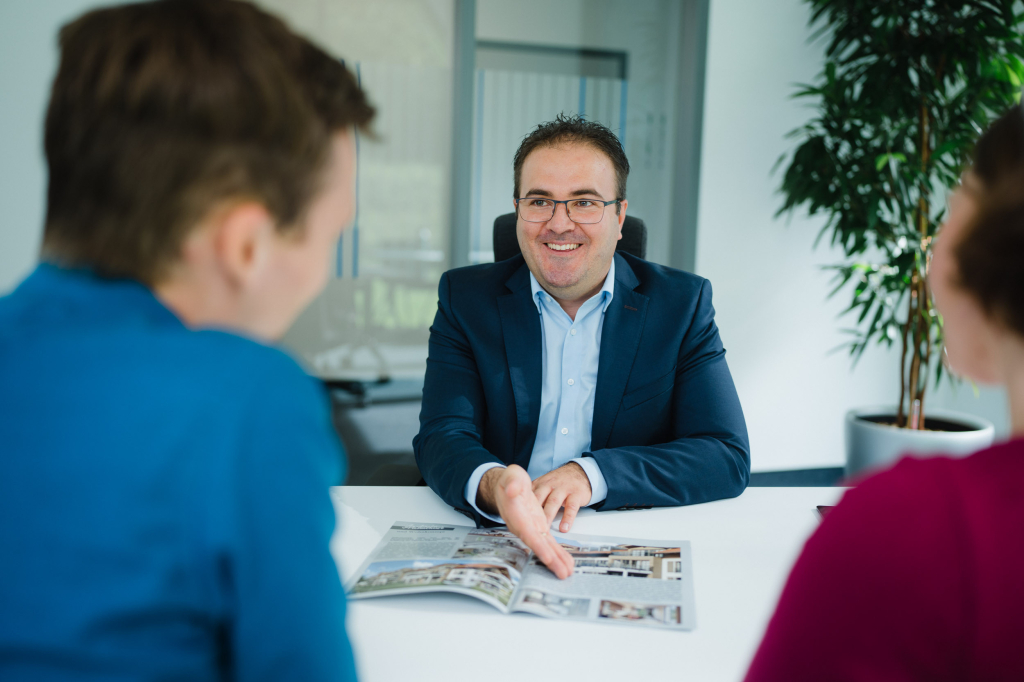 Kundengespräch Christoph Fischer Immobilienmakler Beratung Hausverkauf Hauskauf.