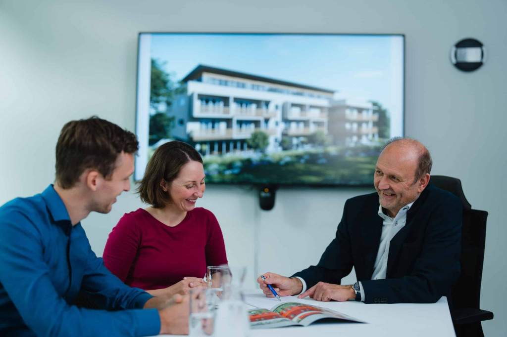 Kundengespräch Klaus Freilinger Immobilienmakler Beratung Hausverkauf Hauskauf.