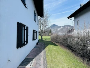 OestlicheHausansichtundHauseingang