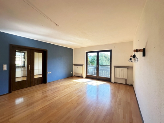 Wohn-Esszimmer mit Zugang zum Schlafzimmer