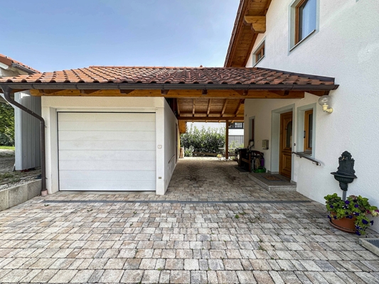 Garage, Carport und Hauseingang